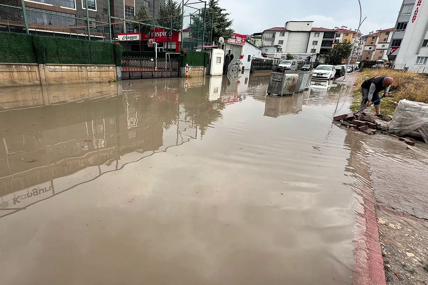 Malatya'da sağanak yağış ulaşımı olumsuz etkiledi
