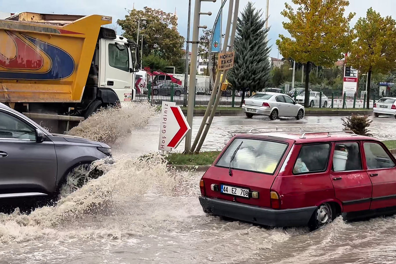 Malatya'da sağanak yağış ulaşımı olumsuz etkiledi