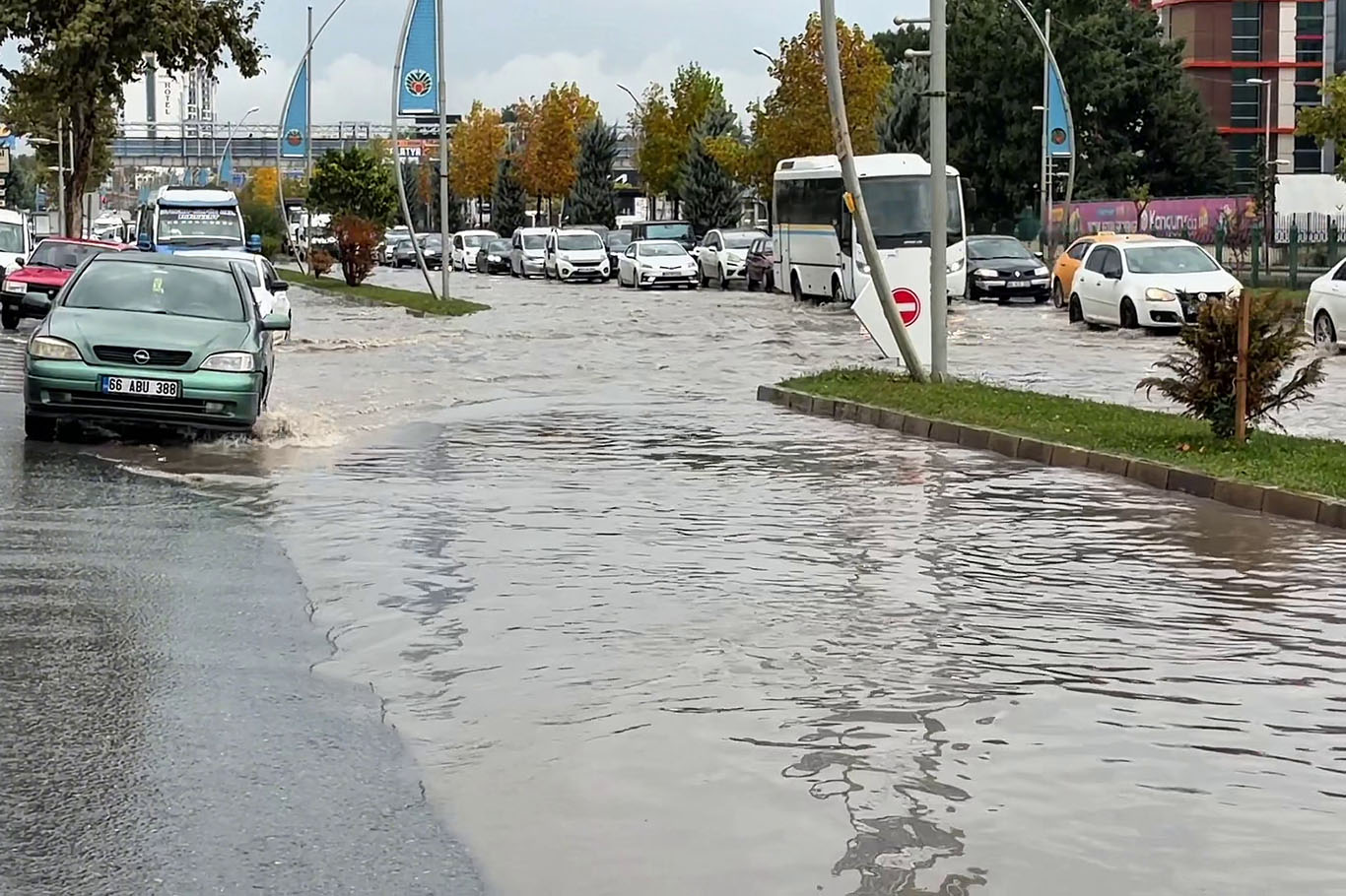 Malatya'da sağanak yağış ulaşımı olumsuz etkiledi