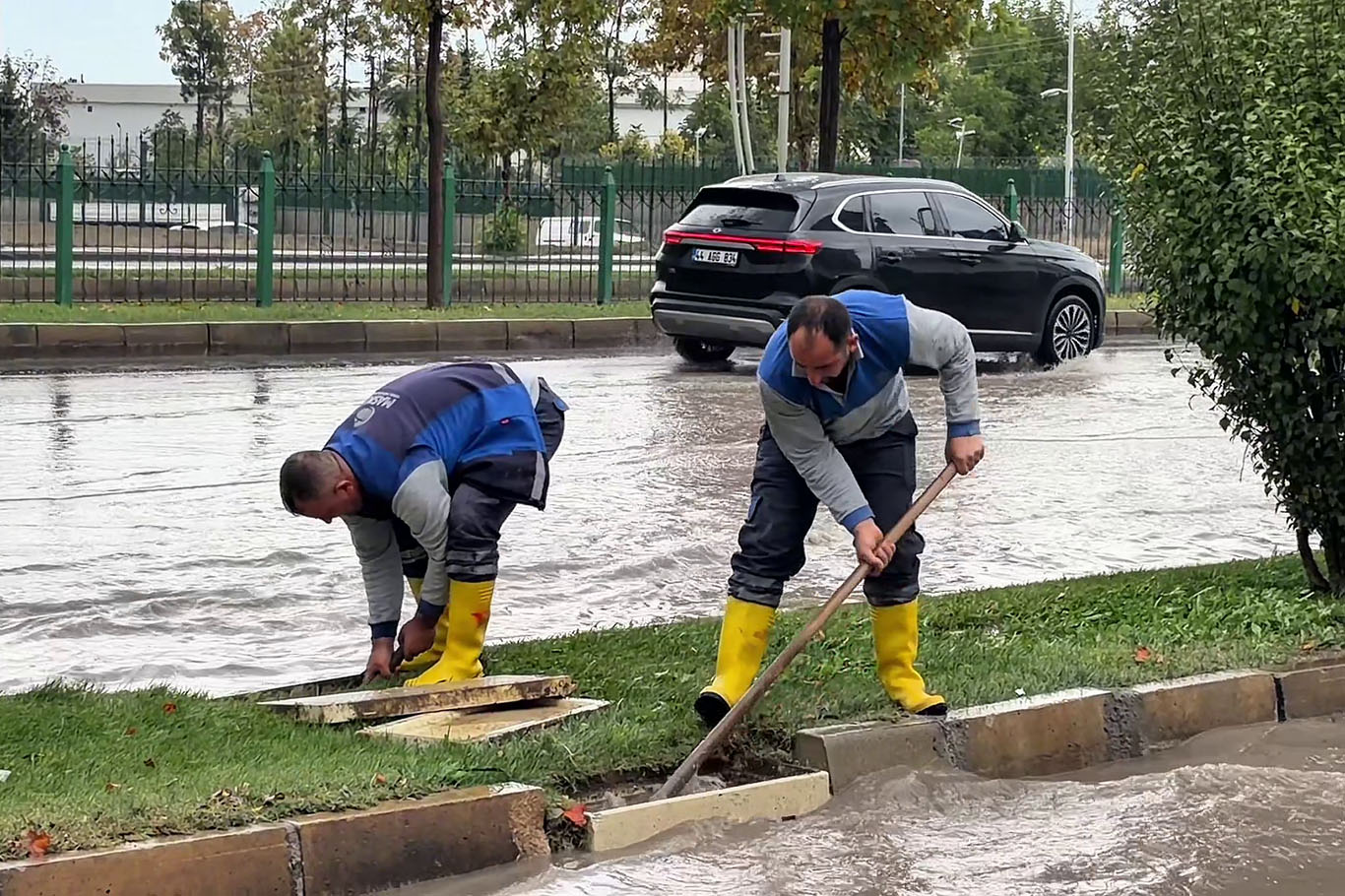 Malatya'da sağanak yağış ulaşımı olumsuz etkiledi