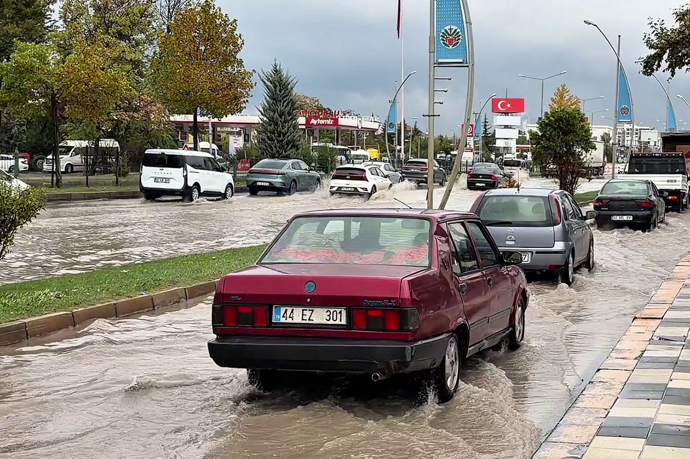 Malatya'da sağanak yağış ulaşımı olumsuz etkiledi
