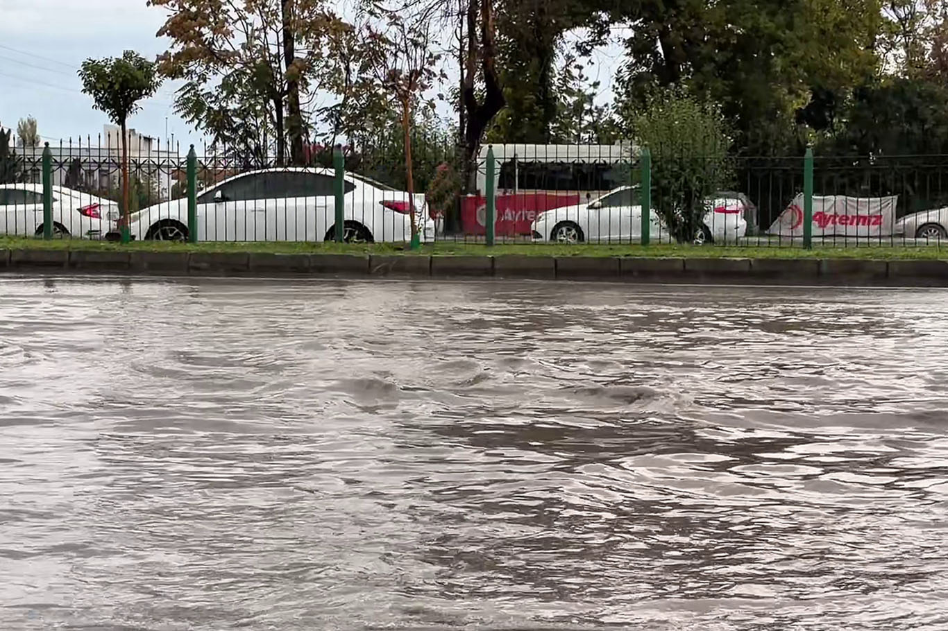 Malatya'da sağanak yağış ulaşımı olumsuz etkiledi
