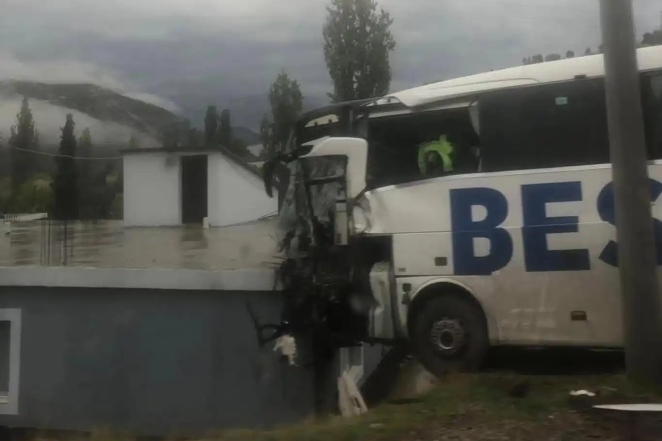 Li Şirnexê otobûs û qamyon li hev qelibîn: 1 mirî, 14 birîndar