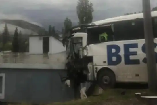 Li Şirnexê otobûs û qamyon li hev qelibîn: 1 mirî, 14 birîndar