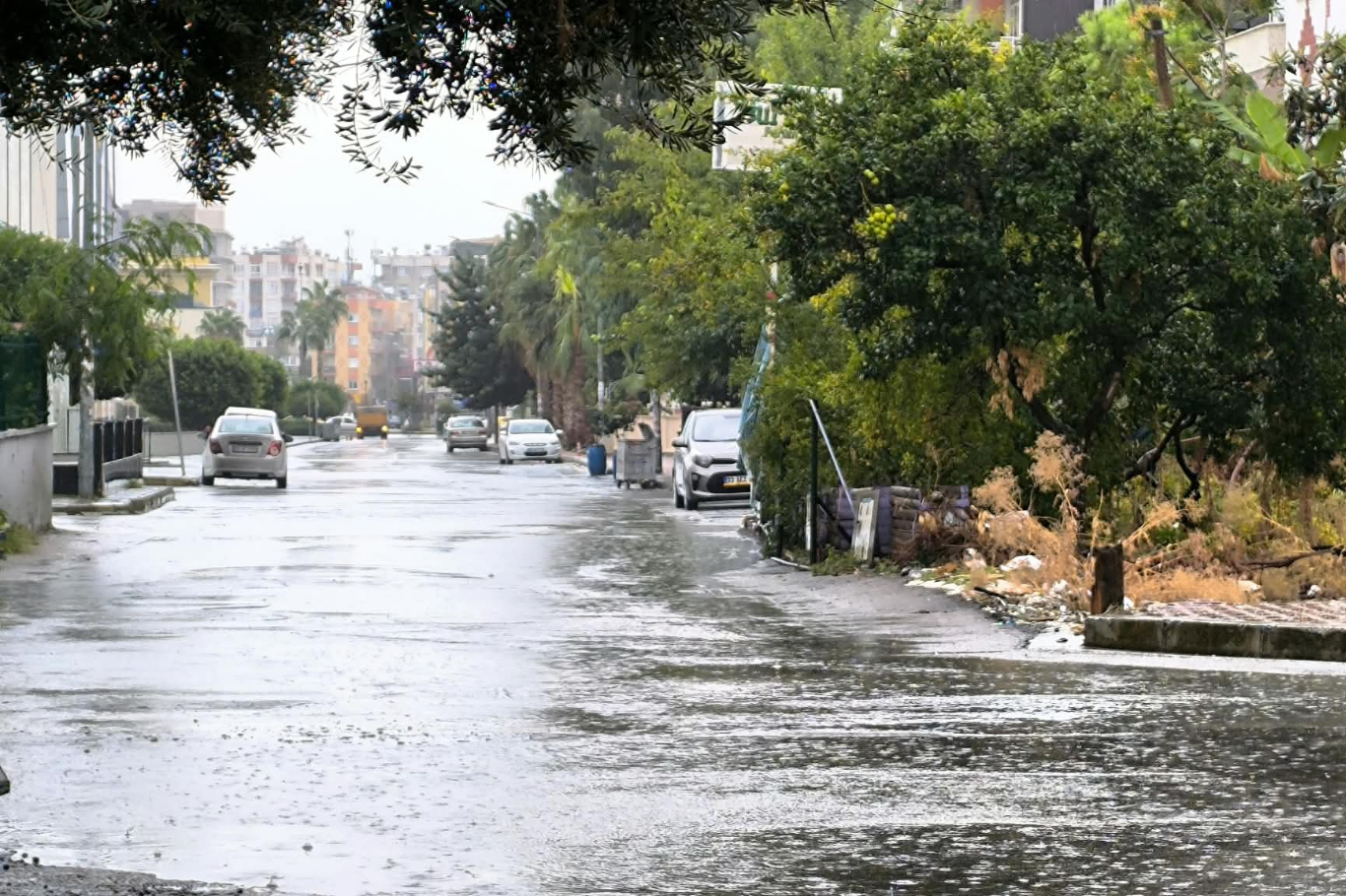 Mersin'i sağanak vurdu: Cadde ve iş yerleri sular altında