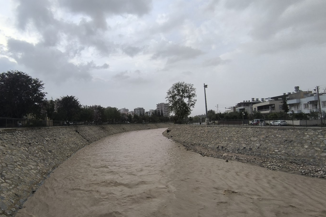 Mersin'i sağanak vurdu: Cadde ve iş yerleri sular altında