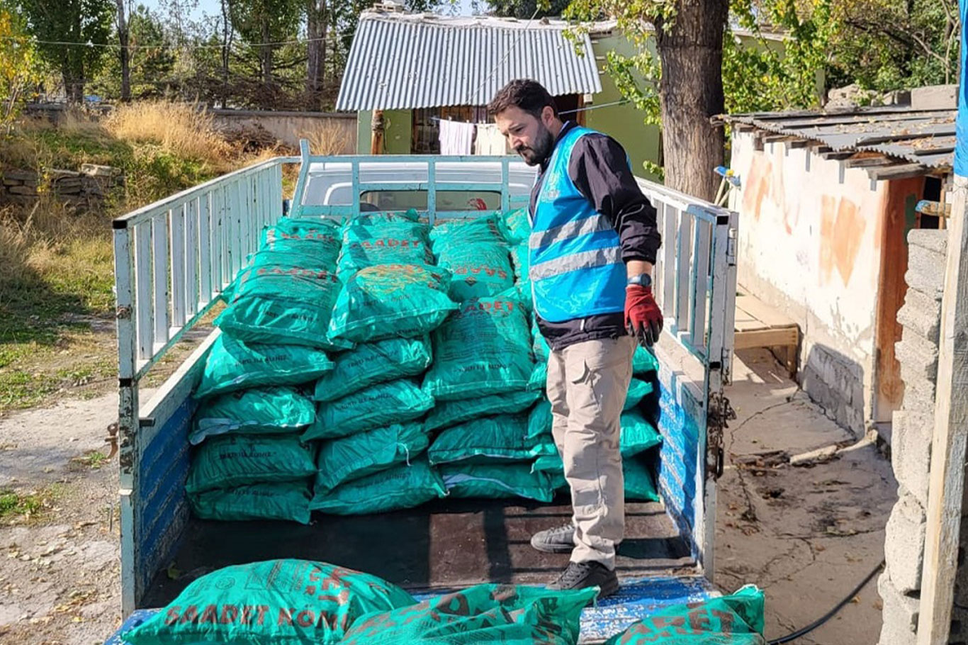Umut Kervanı’ndan Van’da ihtiyaç sahiplerine yönelik kömür yardımı
