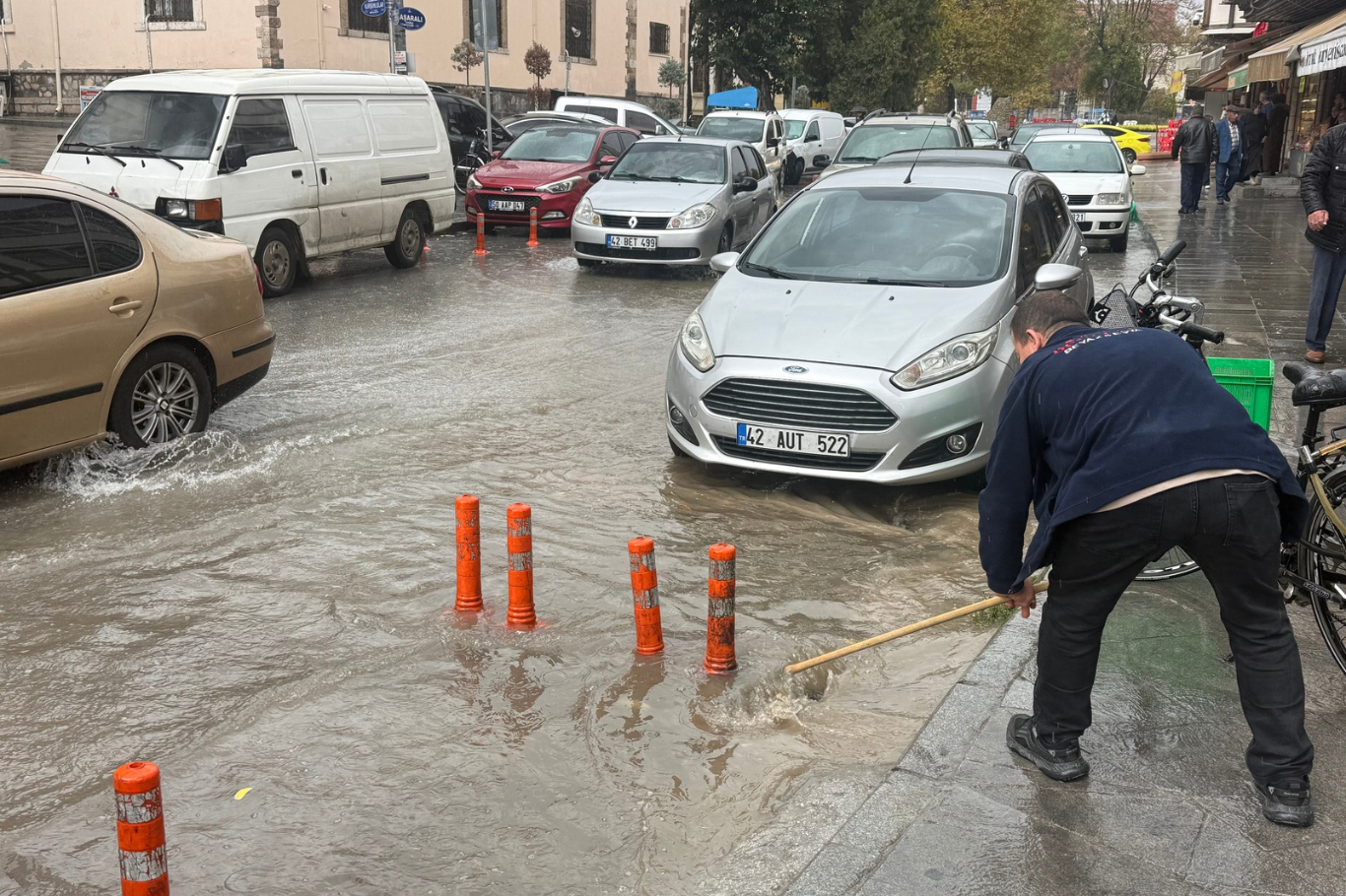 Konya'da sağanak yağış sonrası cadde ve sokaklarda su birikintileri oluştu