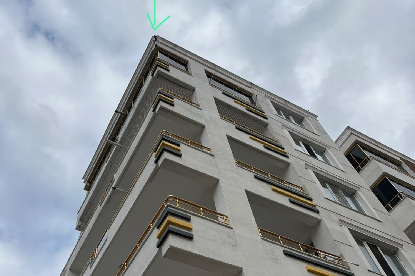 Diyarbakır Çınar'da siteye yıldırım düştü