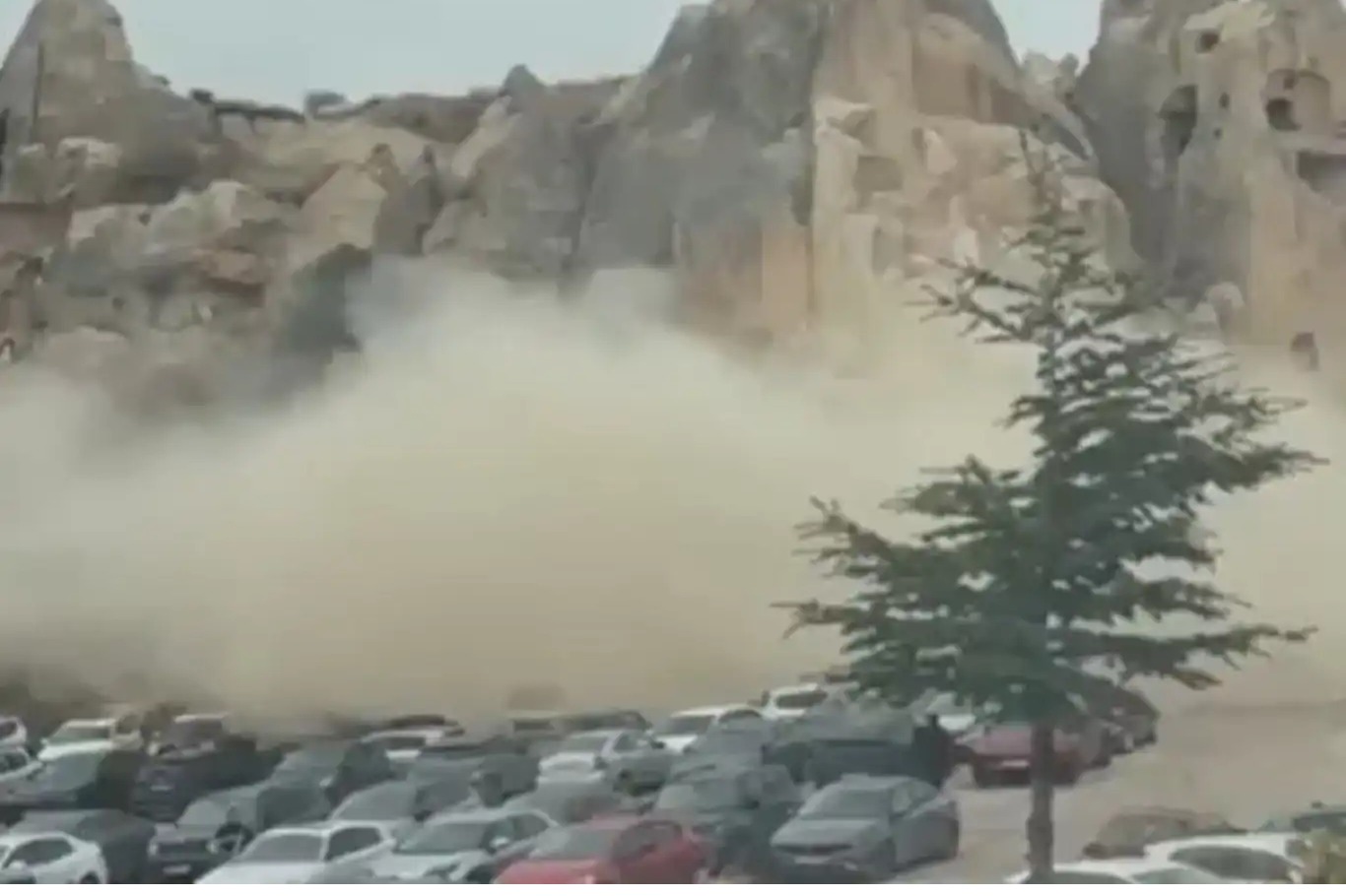 تركيا..مصرع شخصين جراء انهيار جزء من مداخن كابادوكيا الصخرية