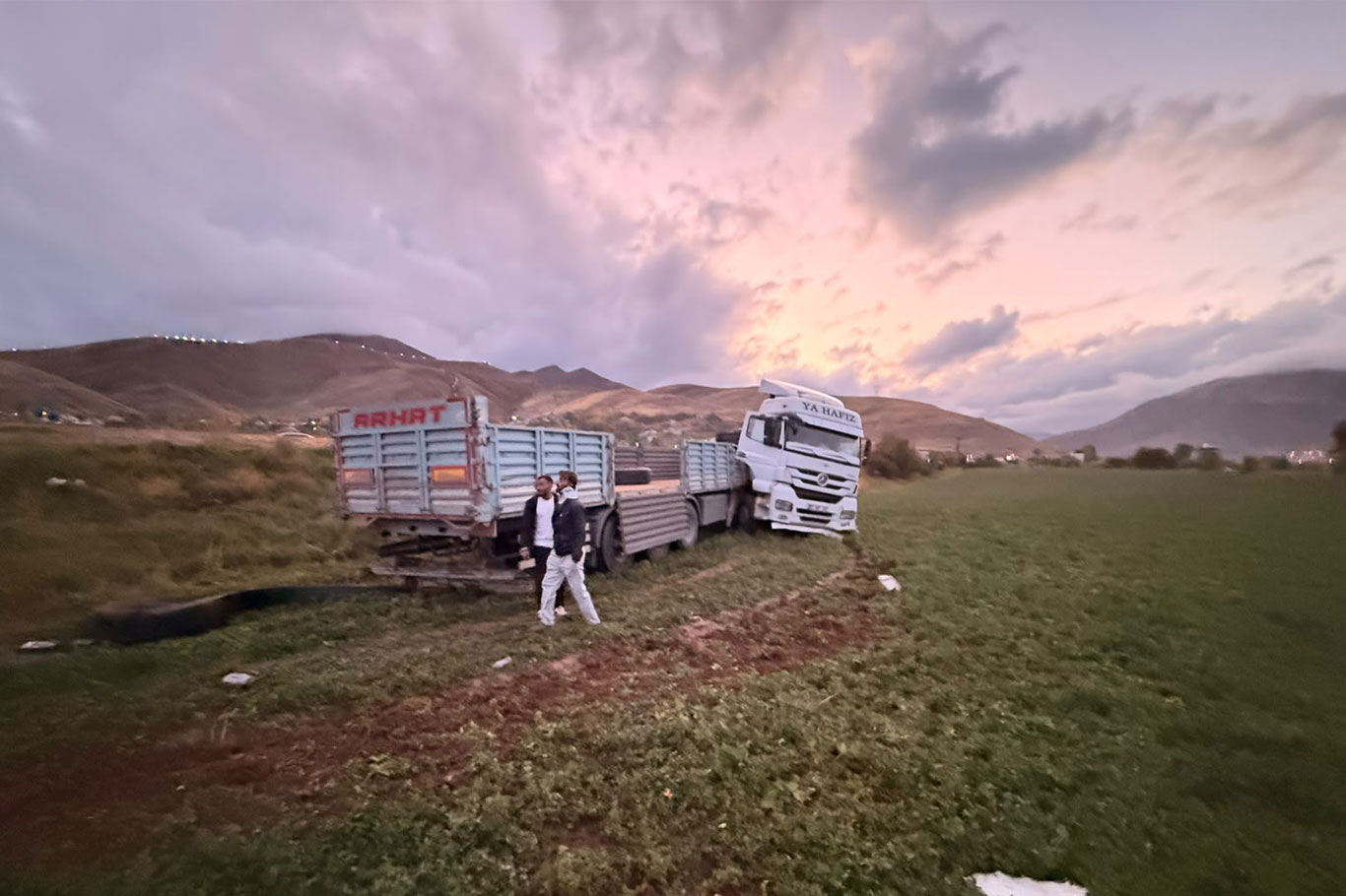 Van'da kontrolden çıkan tır tarlaya girdi: 2 yaralı
