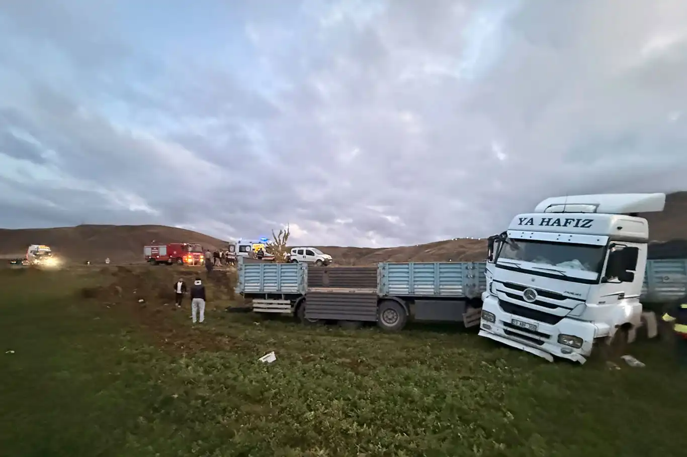 Van'da kontrolden çıkan tır tarlaya girdi: 2 yaralı