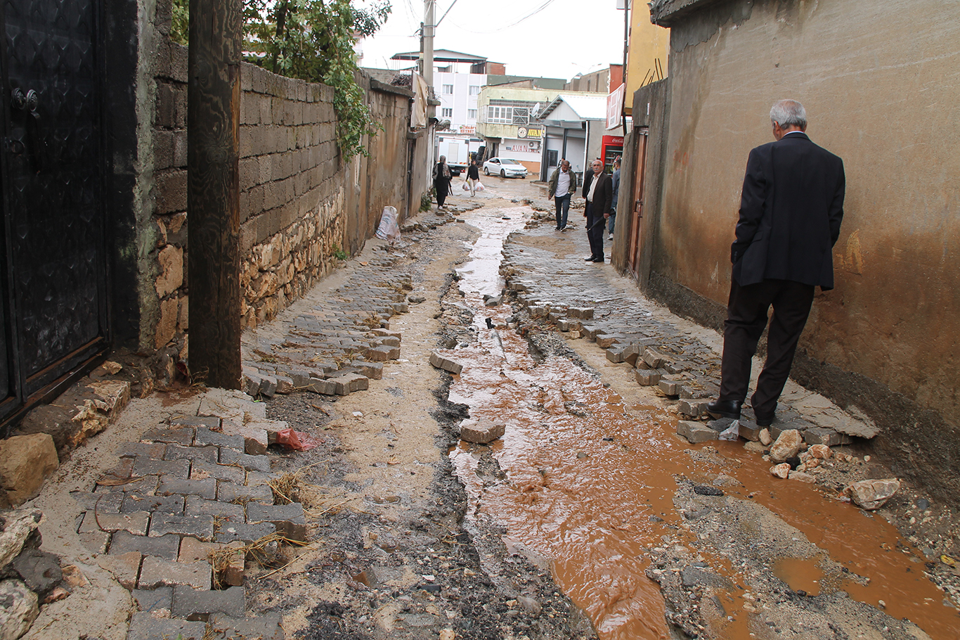  Silvan'da yeni döşenen parkeler ilk yağmurda söküldü: Ev ve iş yerlerini su bastı