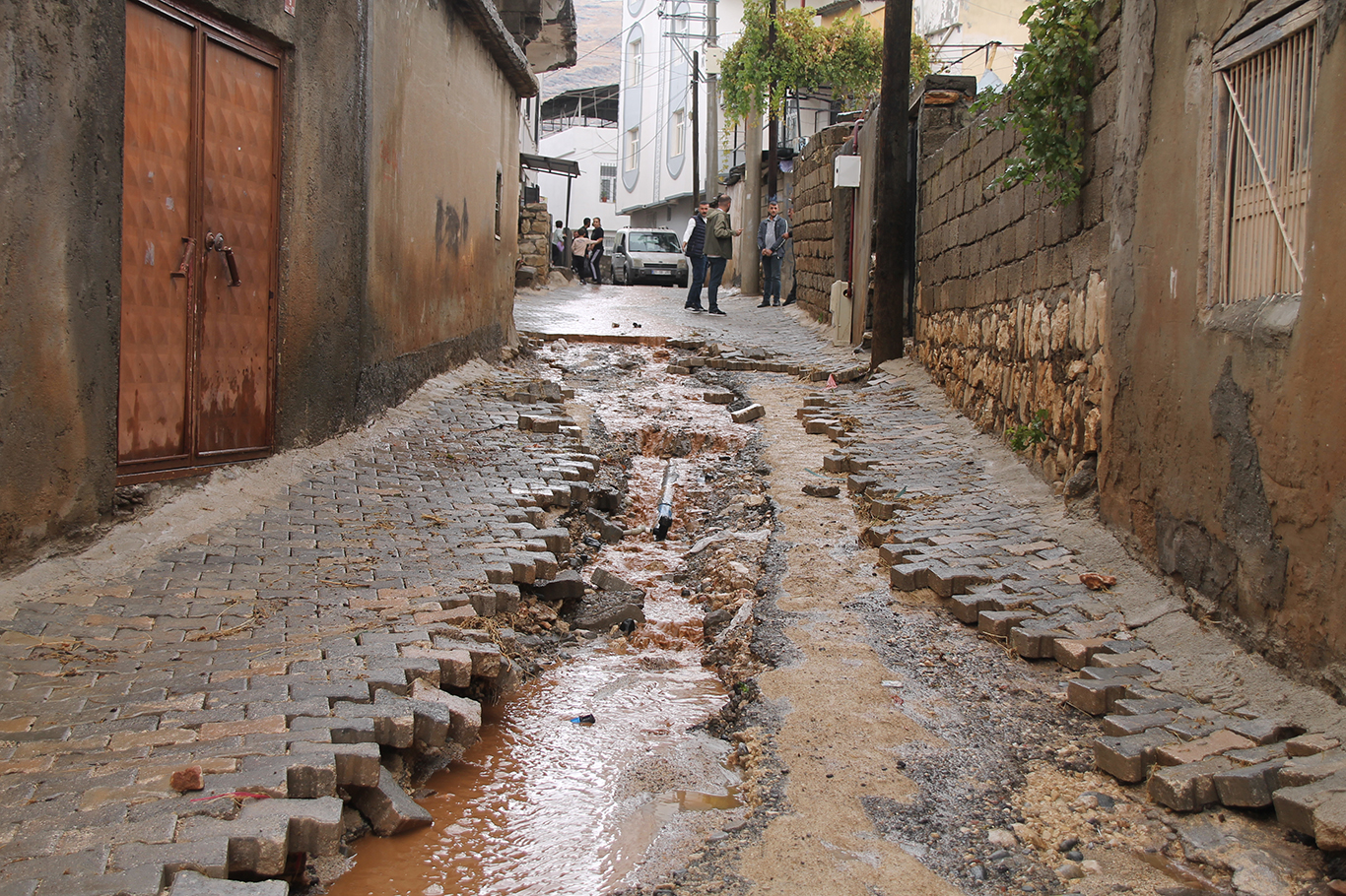  Silvan'da yeni döşenen parkeler ilk yağmurda söküldü: Ev ve iş yerlerini su bastı