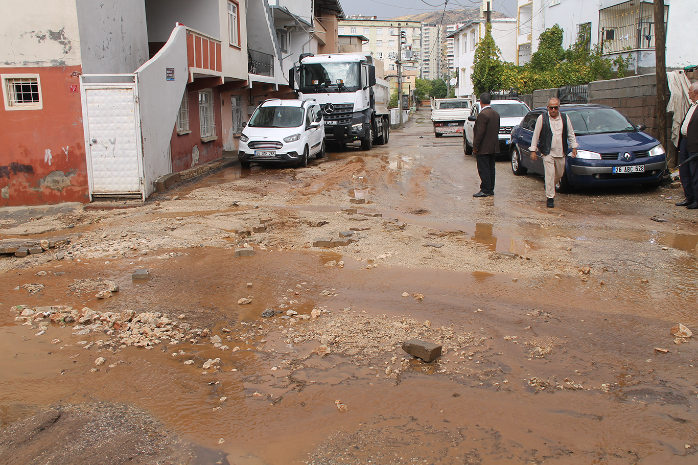  Silvan'da yeni döşenen parkeler ilk yağmurda söküldü: Ev ve iş yerlerini su bastı