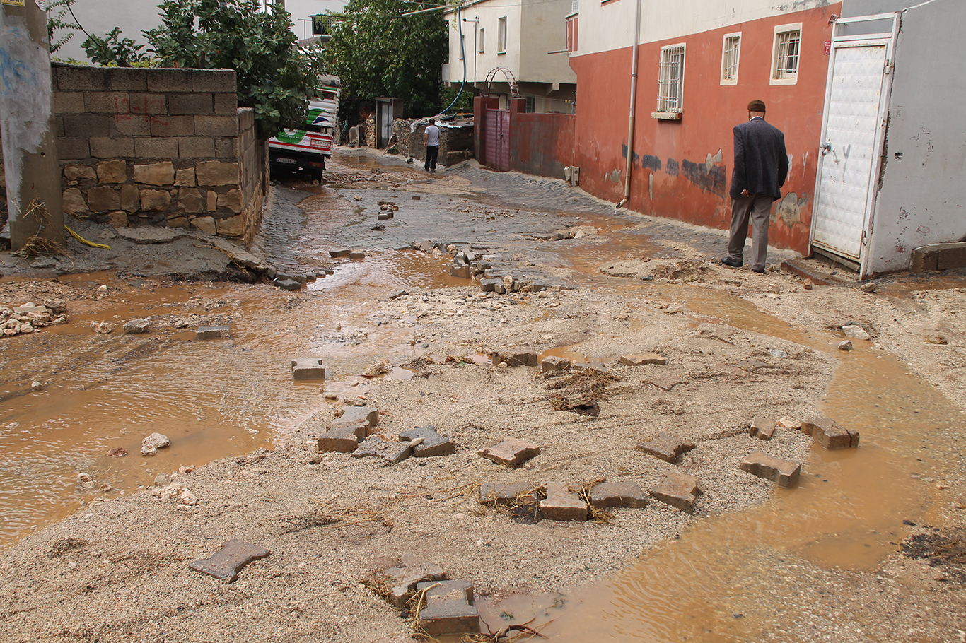 Yeni döşenen parkeler ilk yağmurda söküldü, ev ve iş yerlerini su bastı