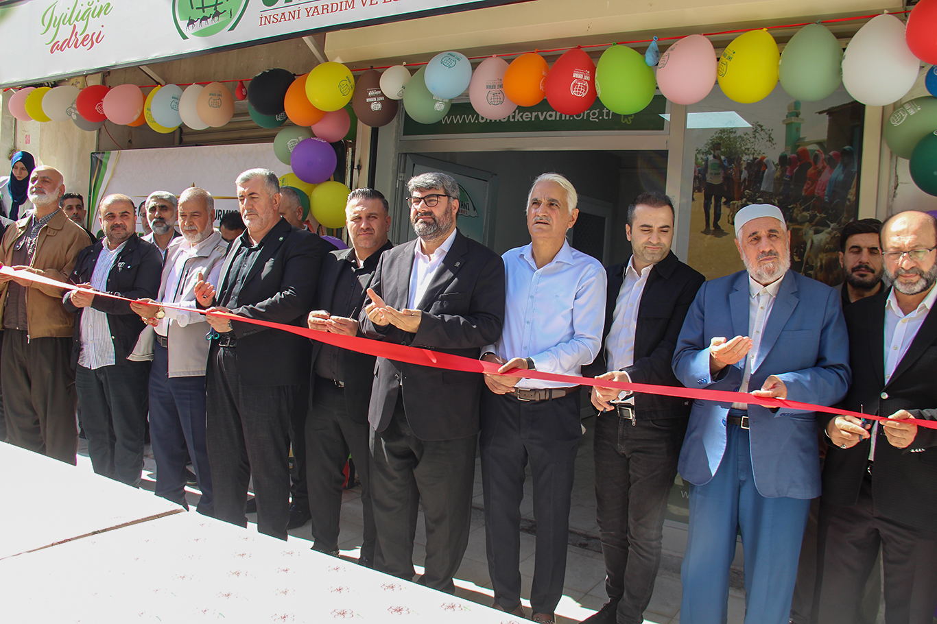 Umut Kervanı Diyarbakır'da sosyal market açtı