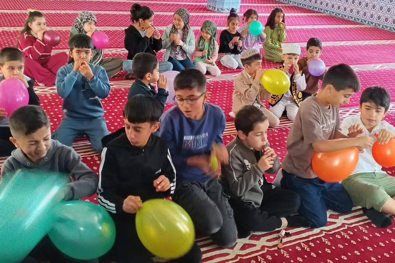 Camide çocuklara yönelik etkinlik: Cami çocukların neşesiyle şenlendi