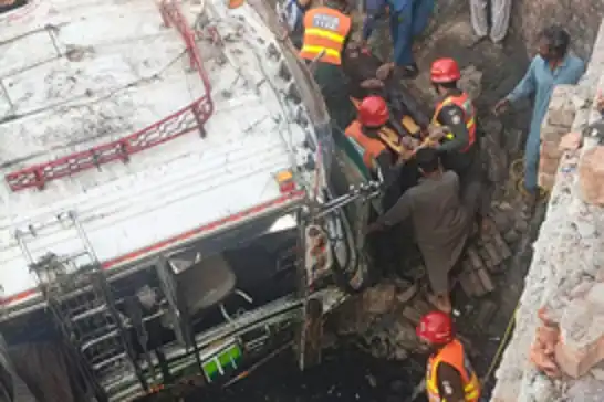 Li Pakistanê otobûs kete nav çem: 5 mirî, 27 birîndar