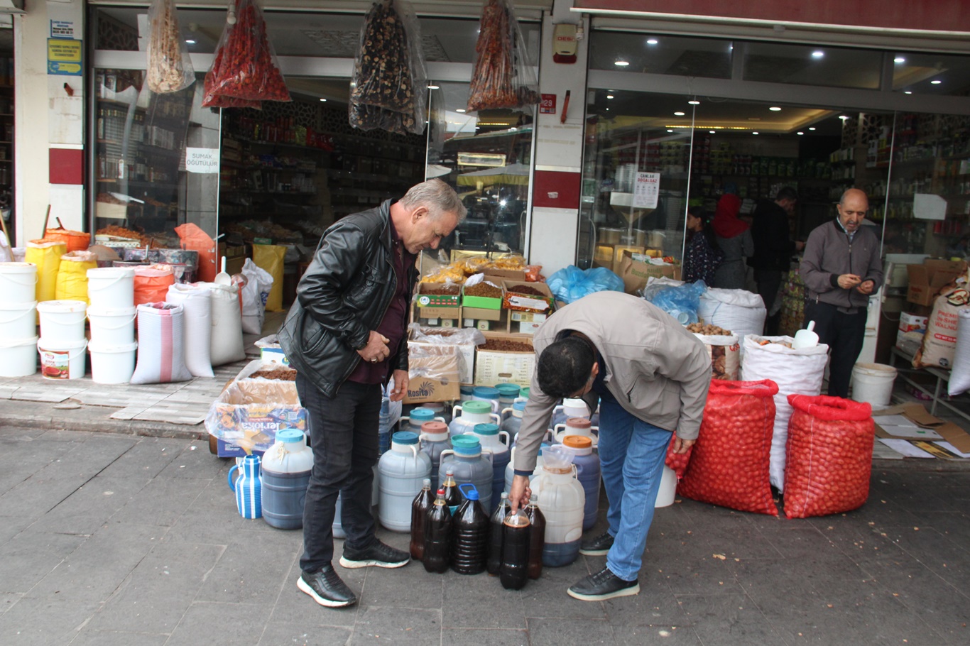 Doğal üzüm pekmezi tezgâhlardaki yerini aldı