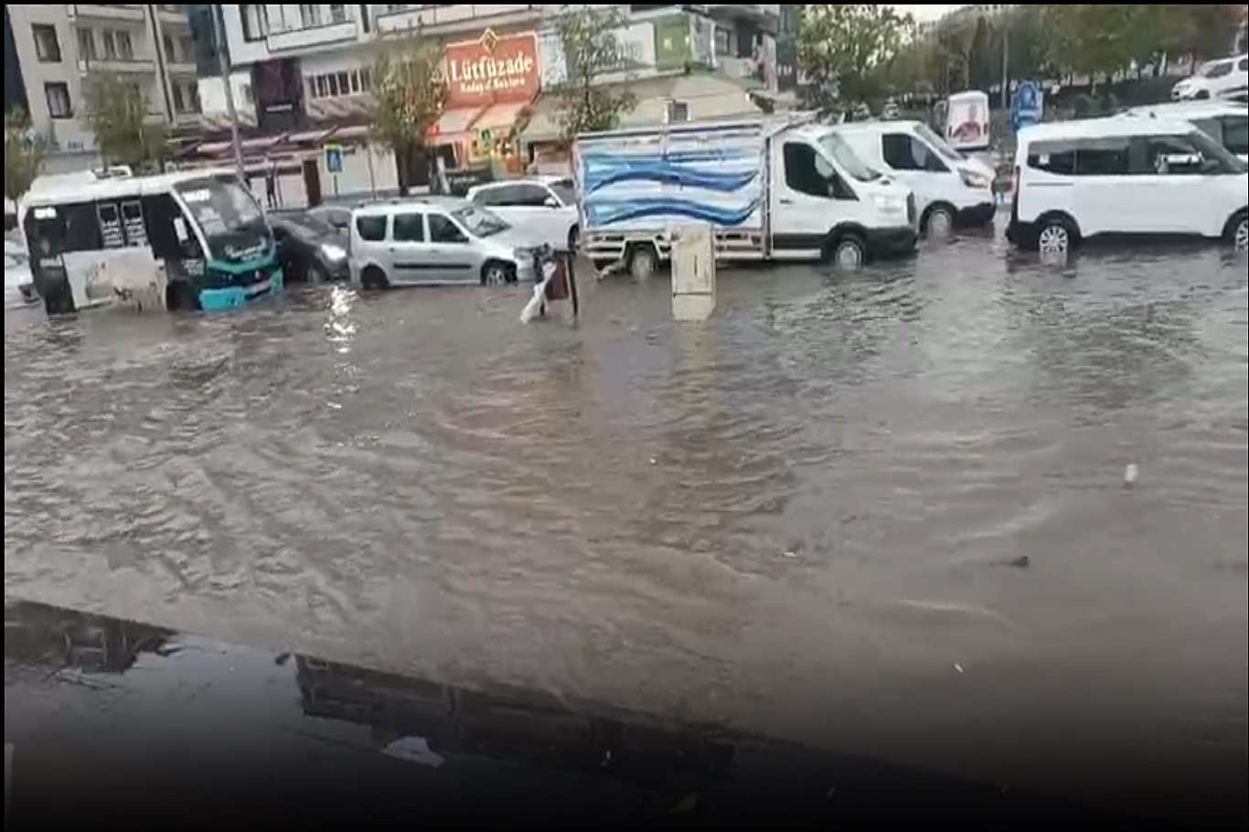 Diyarbakır'da sağanak yağış hayatı felç etti: Yollar göle döndü, vatandaşlar mağdur oldu