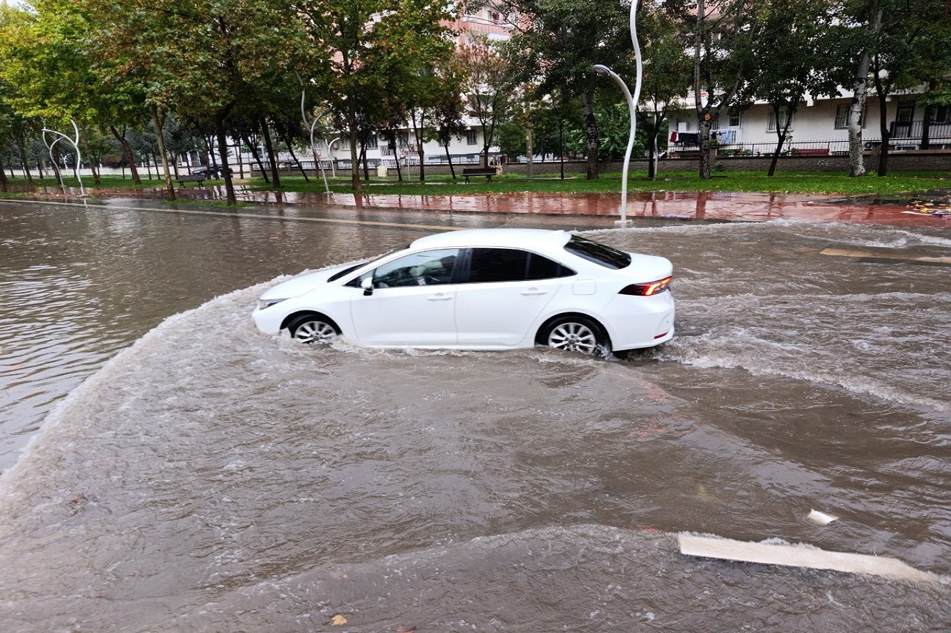 Diyarbakır'da sağanak yağış hayatı felç etti: Yollar göle döndü, vatandaşlar mağdur oldu