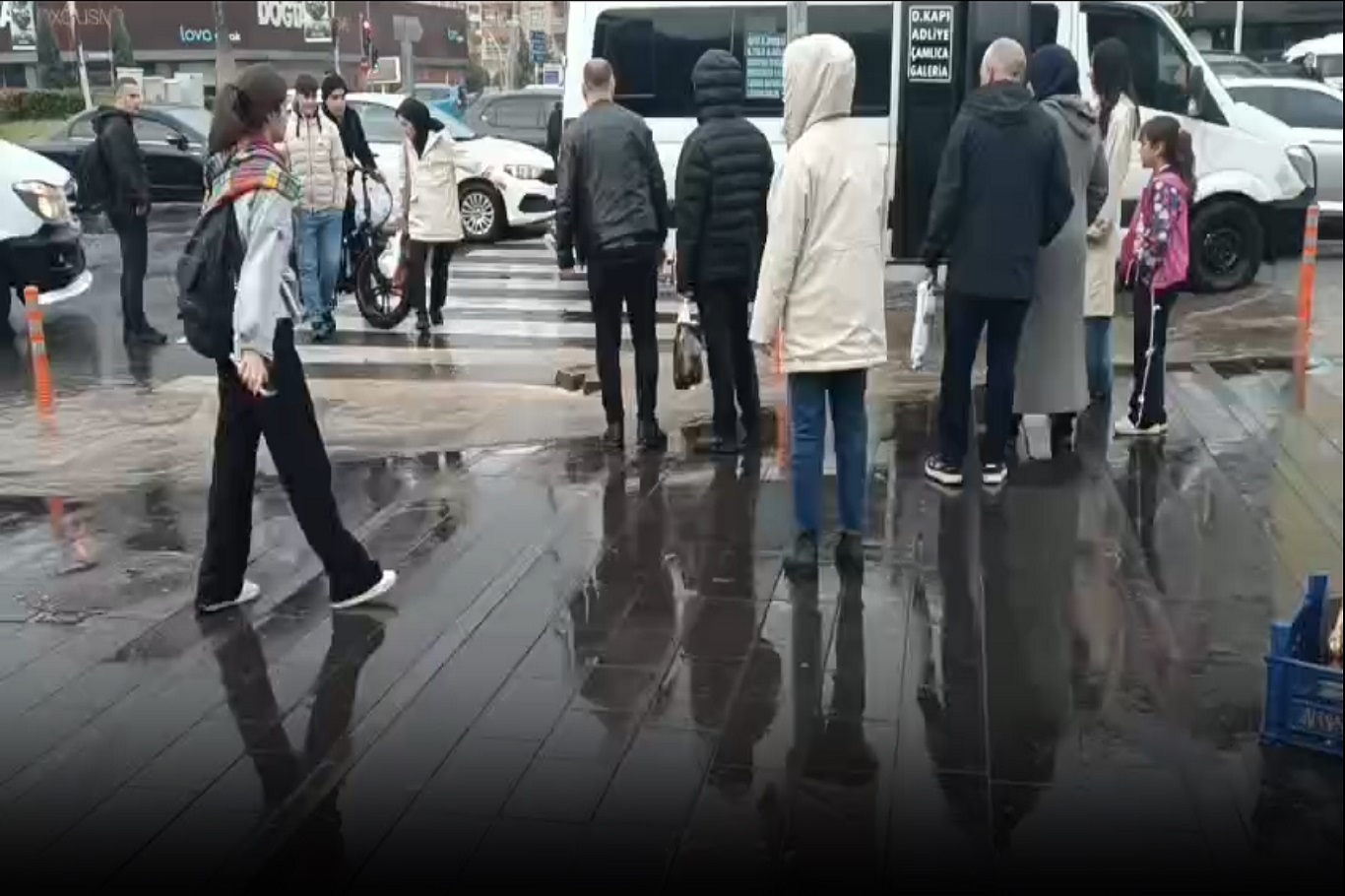 Diyarbakır'da sağanak yağış hayatı felç etti: Yollar göle döndü, vatandaşlar mağdur oldu