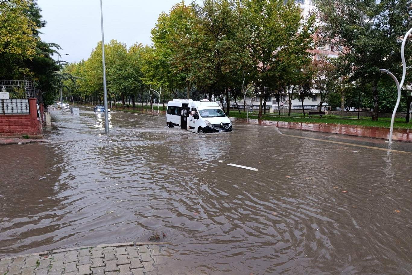 Diyarbakır'da sağanak yağış hayatı felç etti: Yollar göle döndü, vatandaşlar mağdur oldu