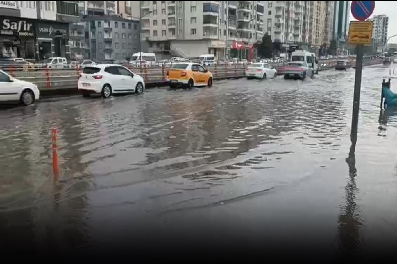 Barana zêde li Dîyarbekirê jiyanê felç kir