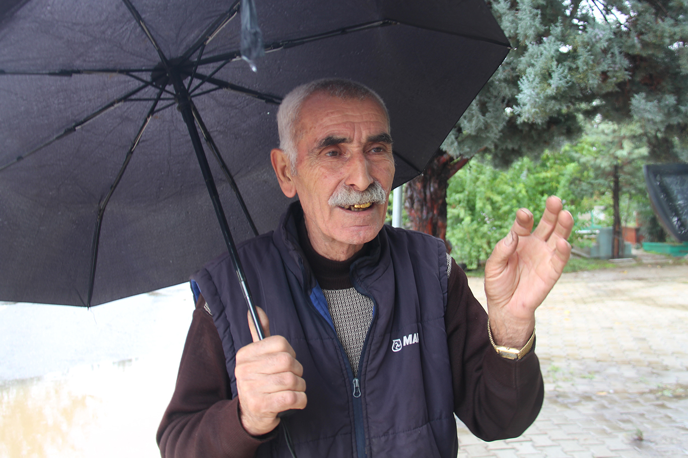 Sağanak yağış mezarları su altında bıraktı