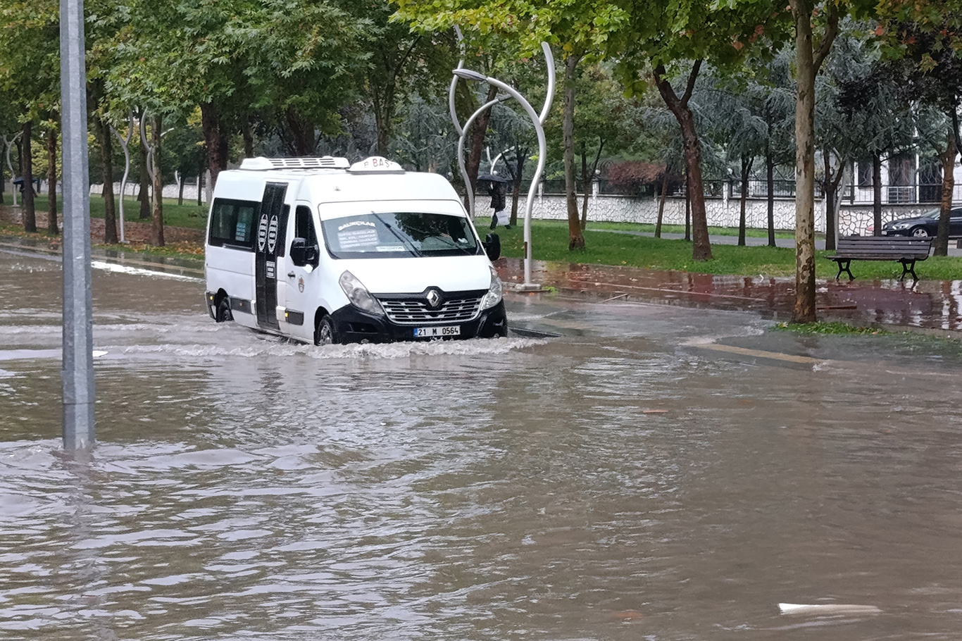 Meteoroloji uyardı, önlem alınmadı: Diyarbakır’da yollar göle döndü
