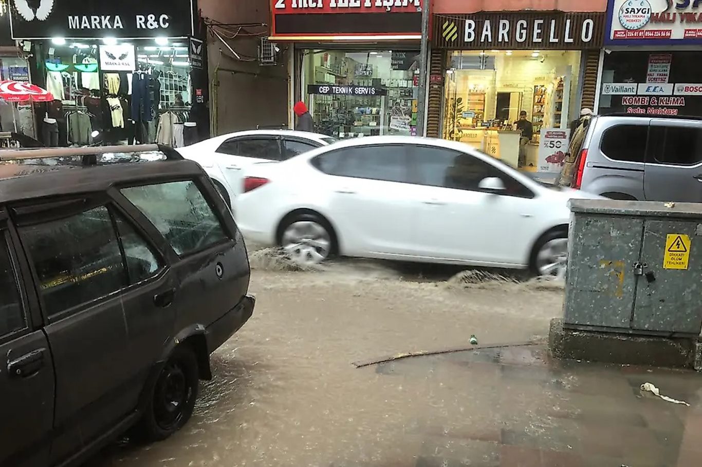 Siirt’te sağanak sonrası sokaklar göle döndü: Vatandaşlar altyapı yetersizliğine dikkat çekti