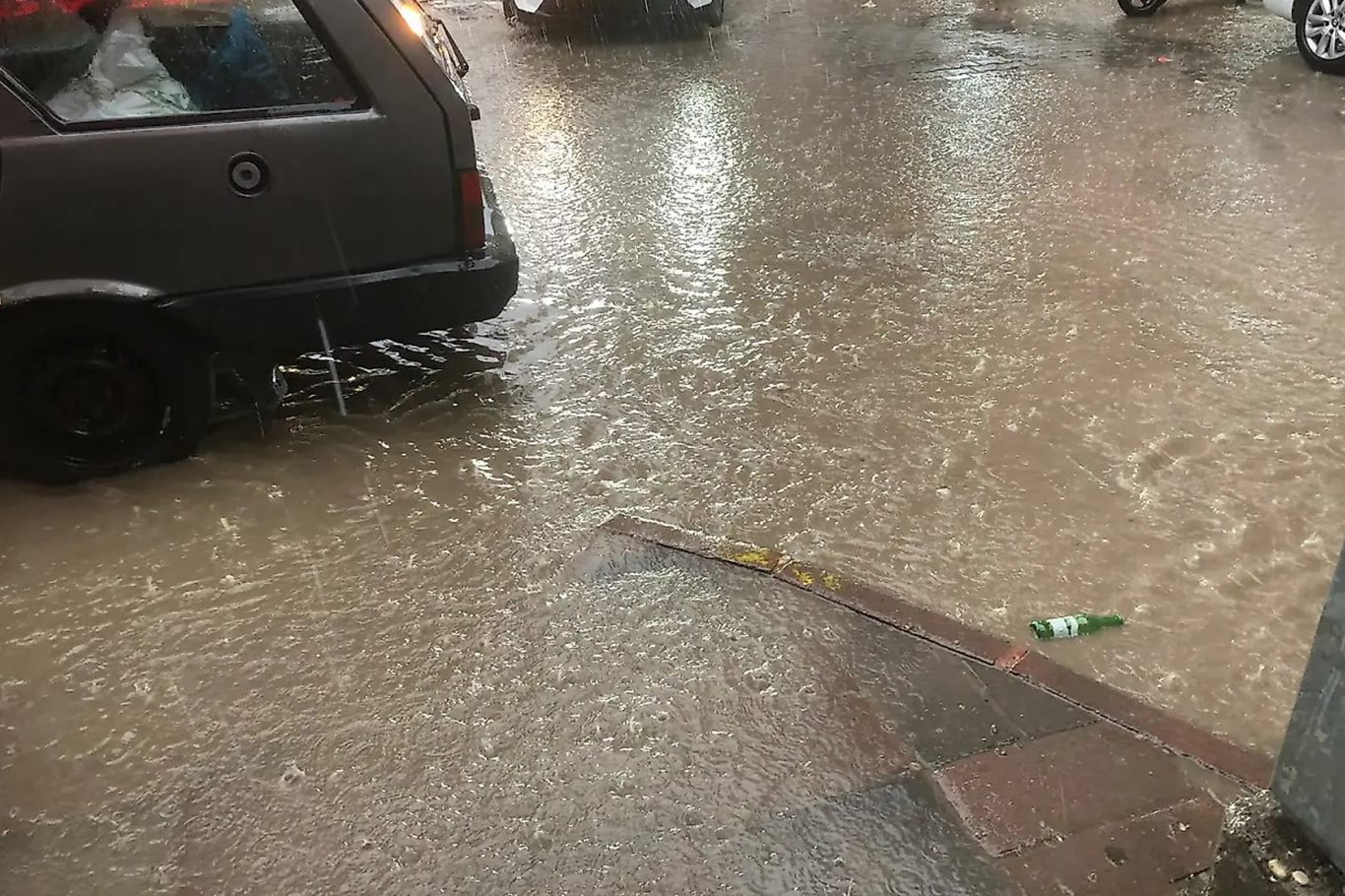 Siirt’te sağanak sonrası sokaklar göle döndü: Vatandaşlar altyapı yetersizliğine dikkat çekti