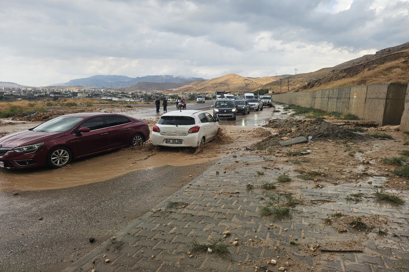 Cizre’de sağanak sele dönüştü, yollar göle döndü