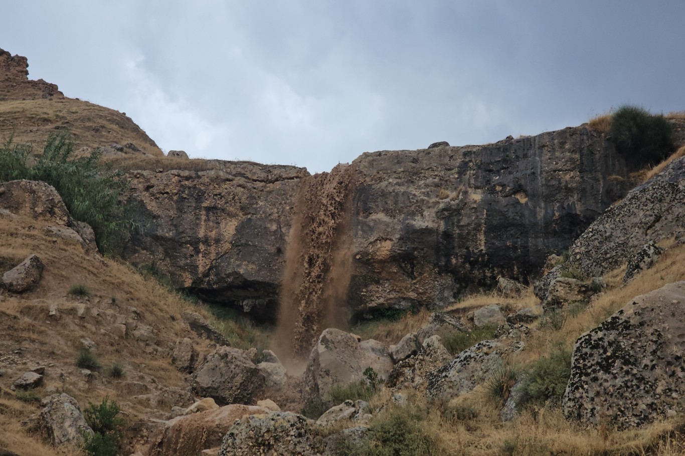 Cizre’de sağanak sele dönüştü, yollar göle döndü