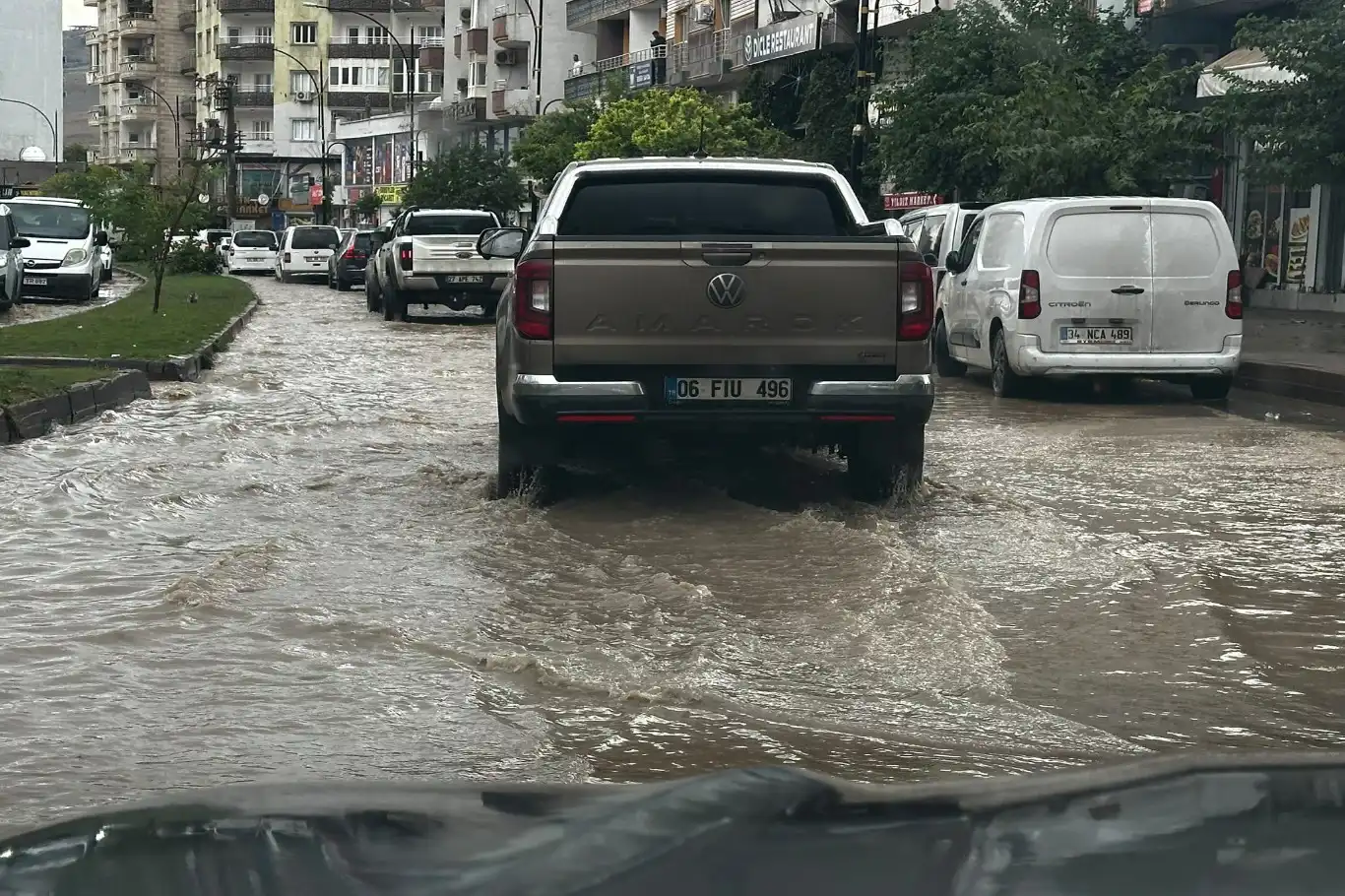 Cizre’de sağanak sele dönüştü, yollar göle döndü