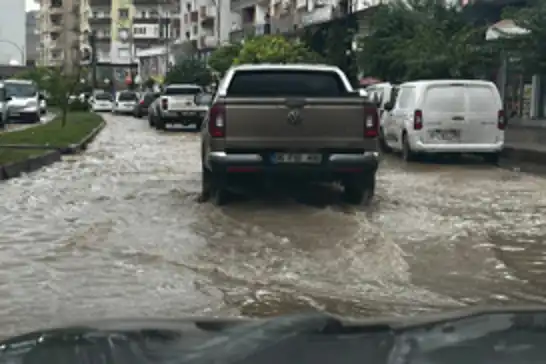 Cizre’de sağanak sele dönüştü, yollar göle döndü