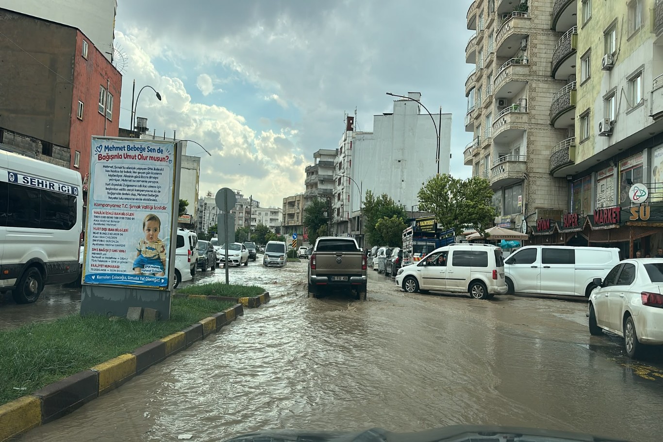 Cizre’de sağanak sele dönüştü, yollar göle döndü