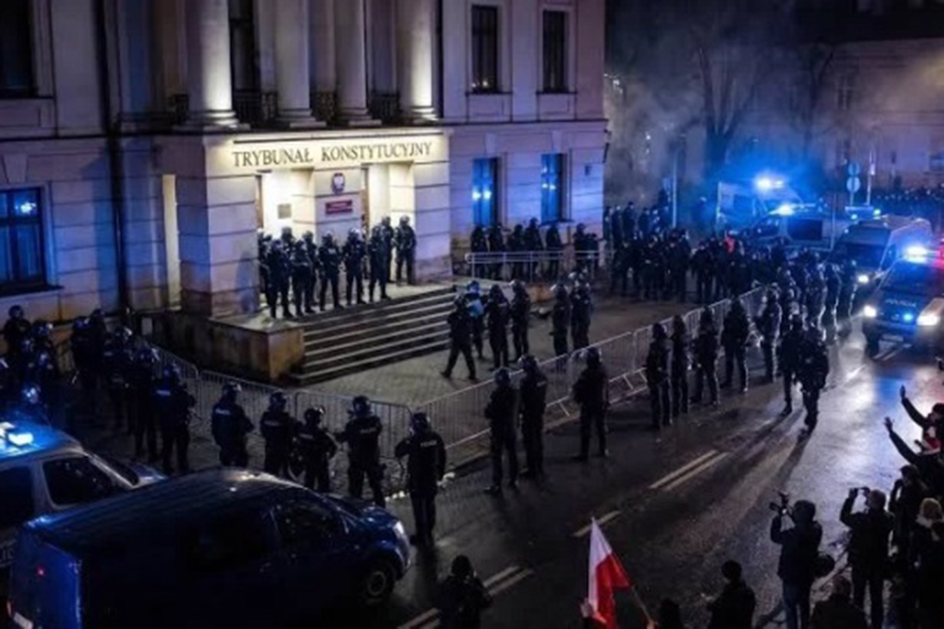 Poland’s judicial crisis deepens as riot police guard constitutional court
