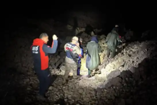 Du kesên ku dema li çiyayan li bizinên xwe digeriyan, di mijê de winda bûbûn, sax hatin dîtin