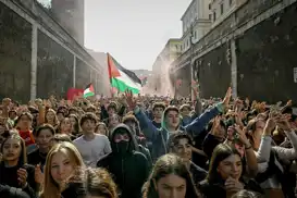 İtalya'da 200 bin kişinin katıldığı genel grev: Gösterilerde Filistin bayrakları taşındı