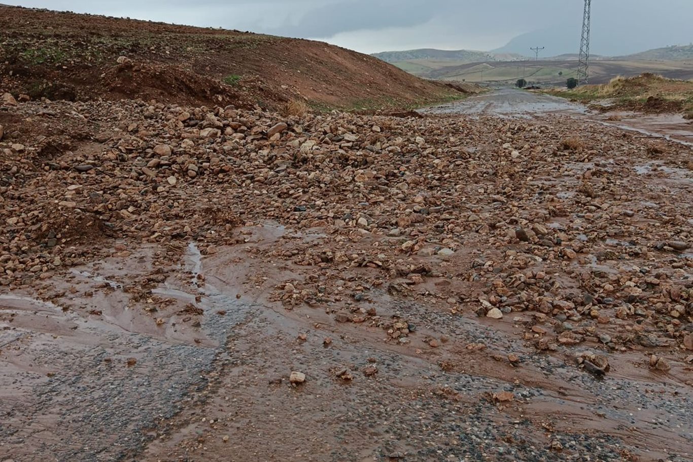 Siirt’te heyelan nedeniyle kapanan köy yolları yeniden ulaşıma açıldı