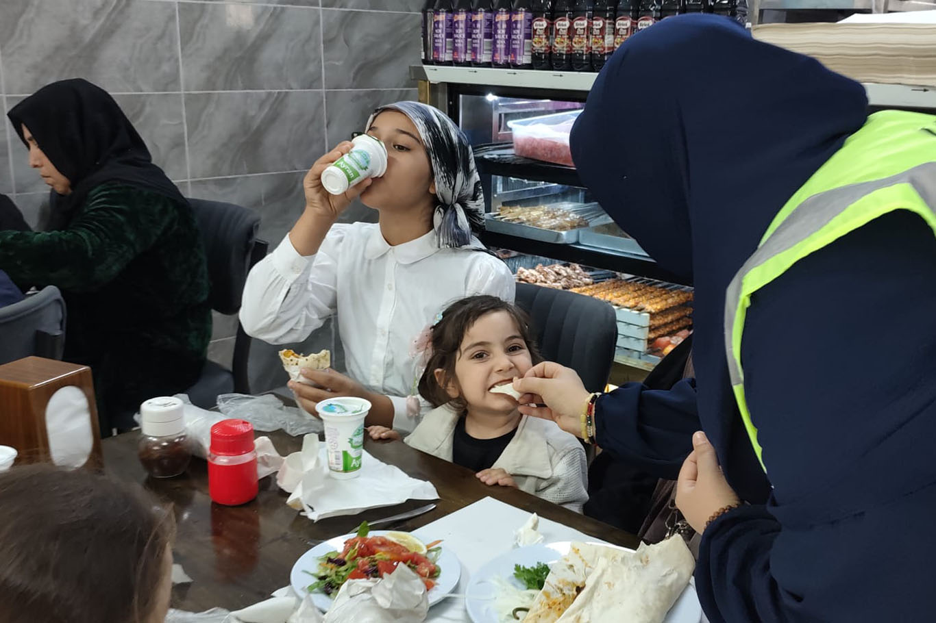 Şanlıurfa'da Umut Kervanından yetim çocuklara anlamlı yemek ikramı