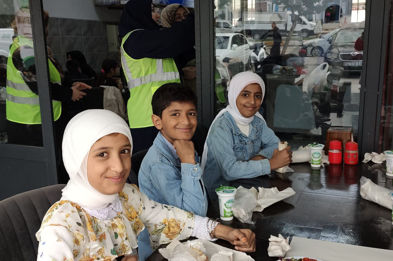 Şanlıurfa'da Umut Kervanından yetim çocuklara anlamlı yemek ikramı