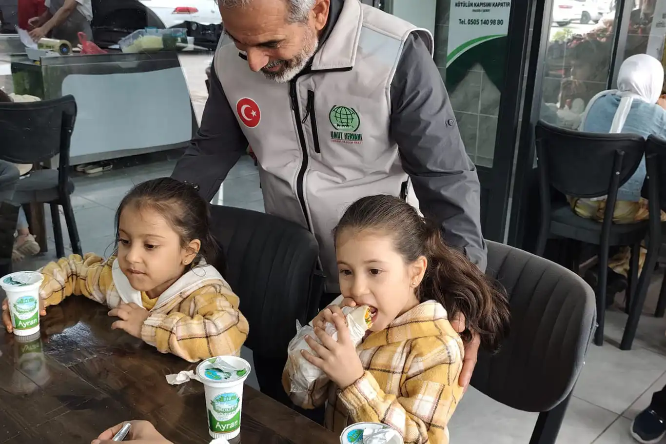 Şanlıurfa'da Umut Kervanından yetim çocuklara anlamlı yemek ikramı