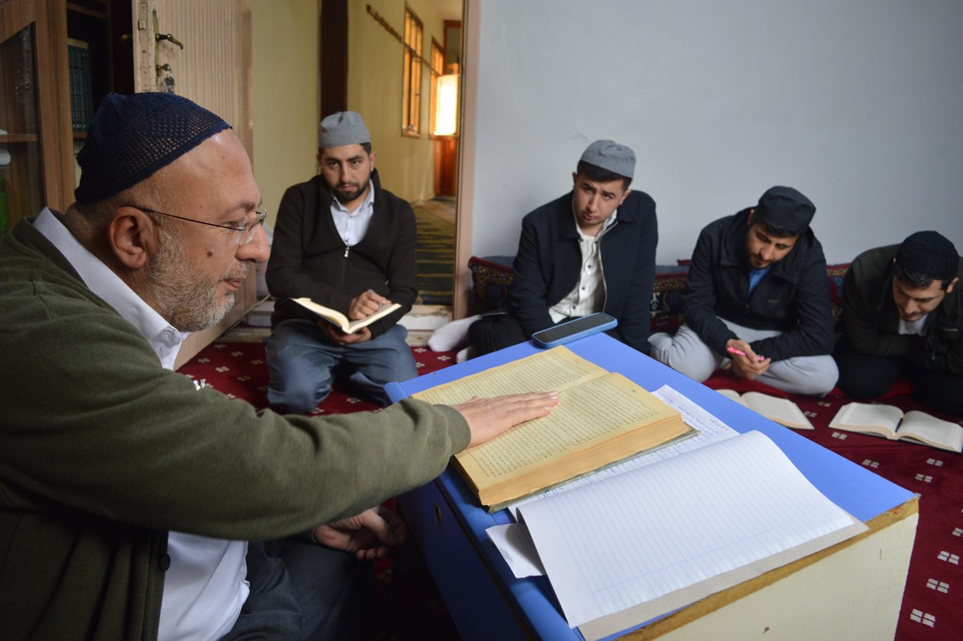Karanfil: İsraf eden Allah’ın sevgisini kaybeder, savurganlık şeytanların dostluğudur