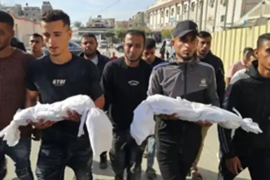 وفاة رضيعتين متأثرتين بحروقهما جراء حريق داخل خيمة للنازحين بمواصي خانيونس