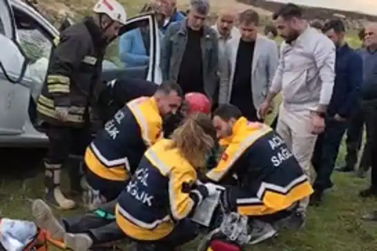 Şanlıurfa'da otomobil şarampole yuvarlandı, 3 yaralı