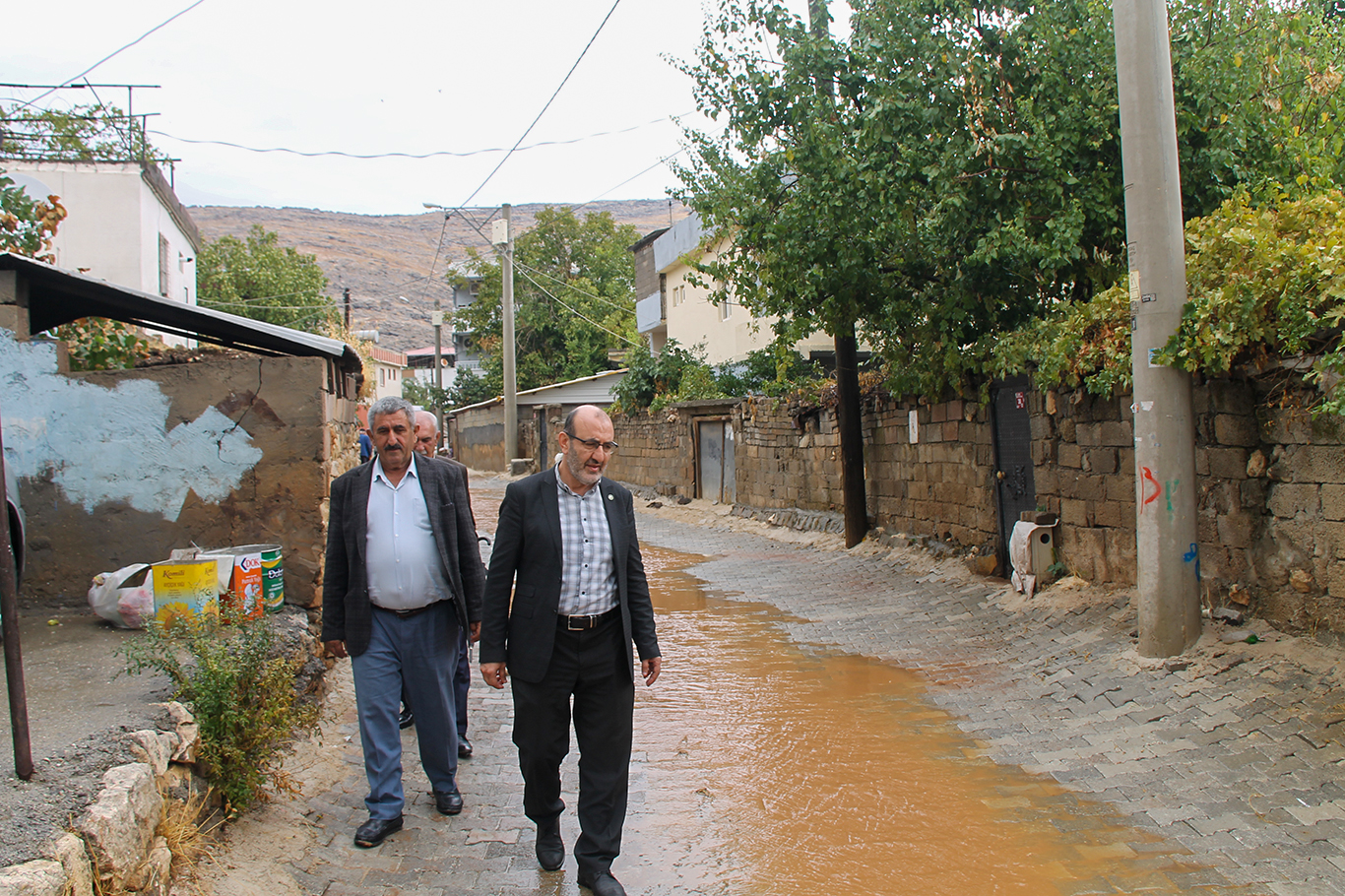 HÜDA PAR'dan Silvan Belediyesi'ne yol tepkisi: Halkın uyarılarına rağmen parke taşı döşendi