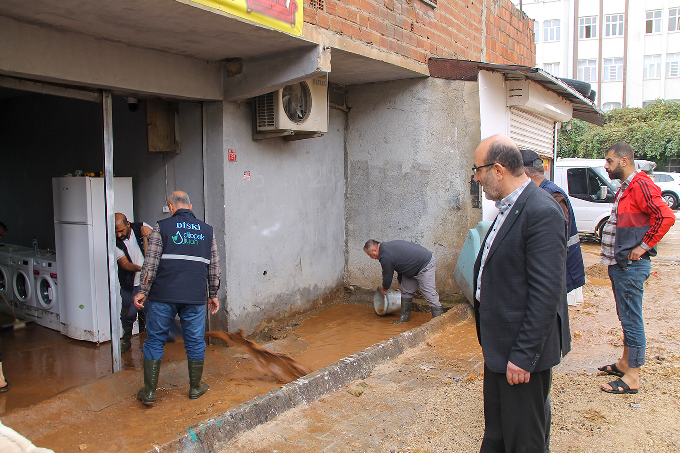 HÜDA PAR'dan Silvan Belediyesi'ne yol tepkisi: Halkın uyarılarına rağmen parke taşı döşendi